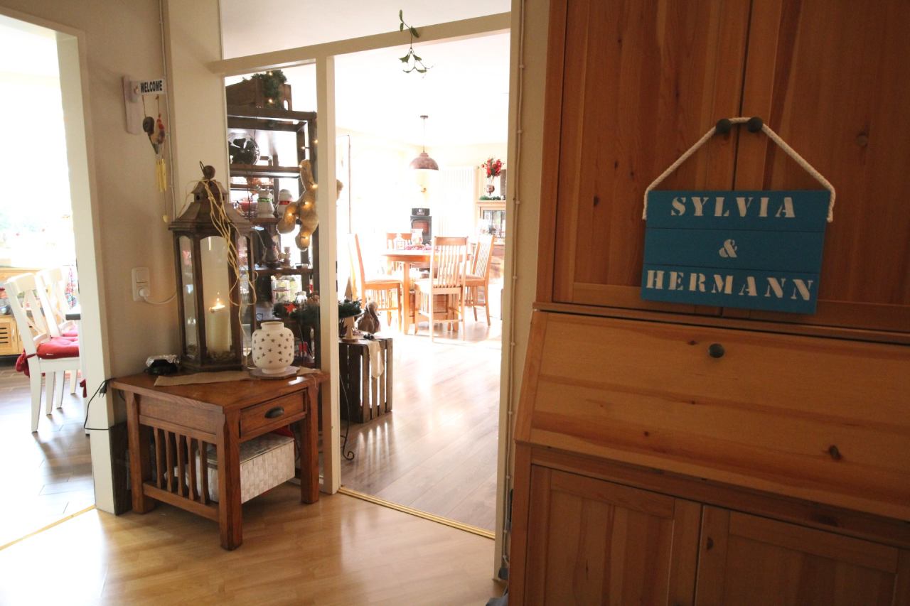 Blick von der Diele ins Wohnzimmer