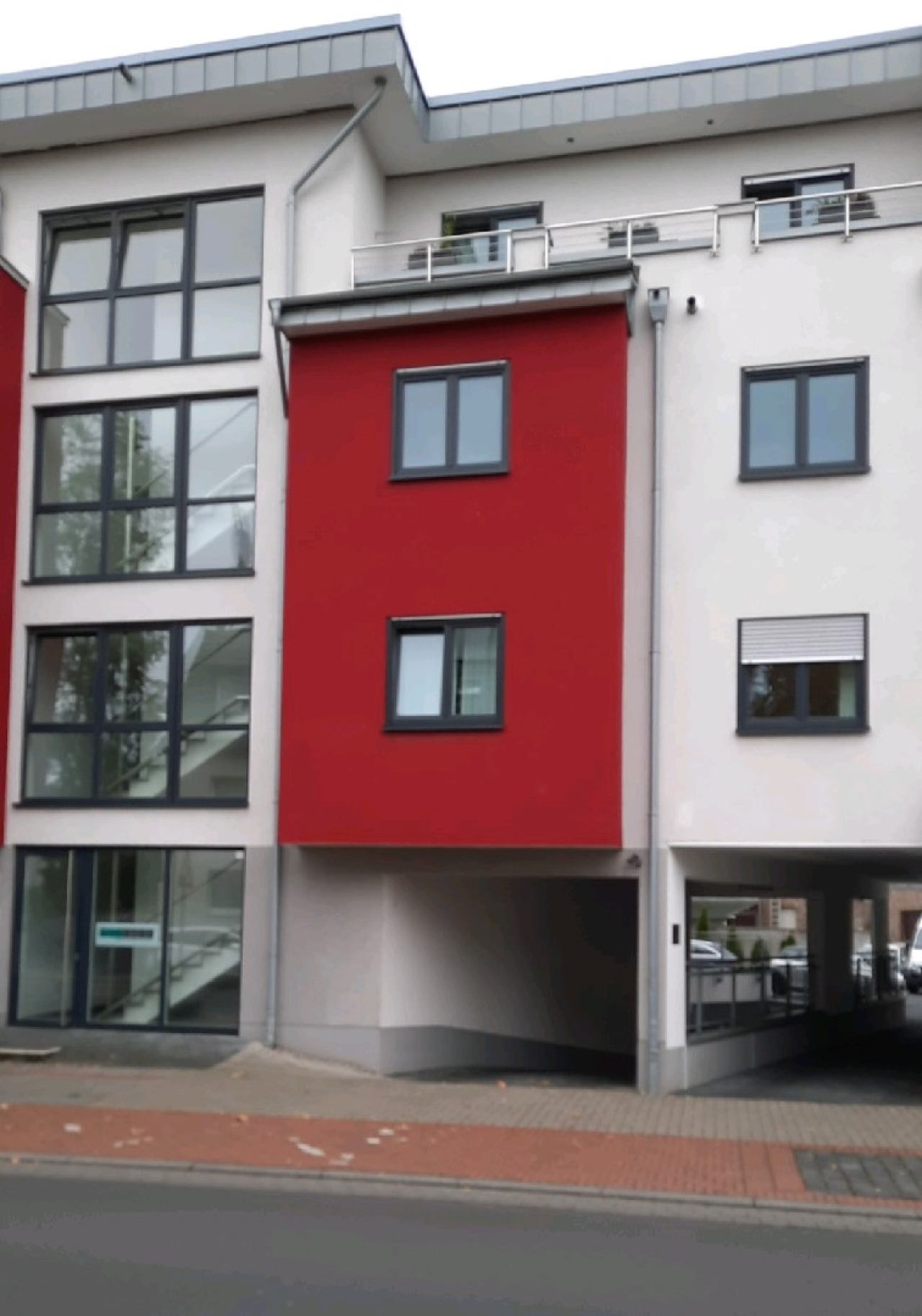 Hausansicht und Einfahrt